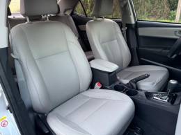 TOYOTA - COROLLA - 2016/2017 - Prata - R$ 96.900,00