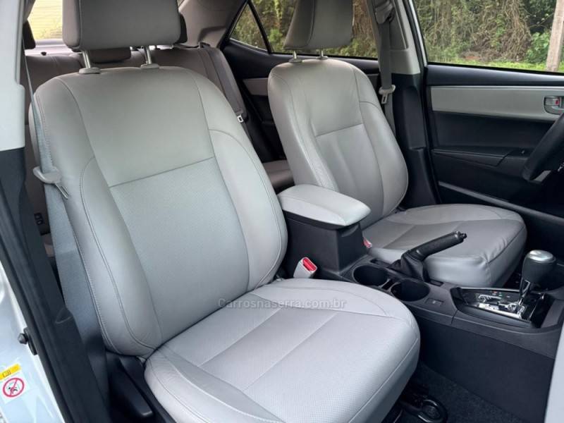 TOYOTA - COROLLA - 2016/2017 - Prata - R$ 96.900,00