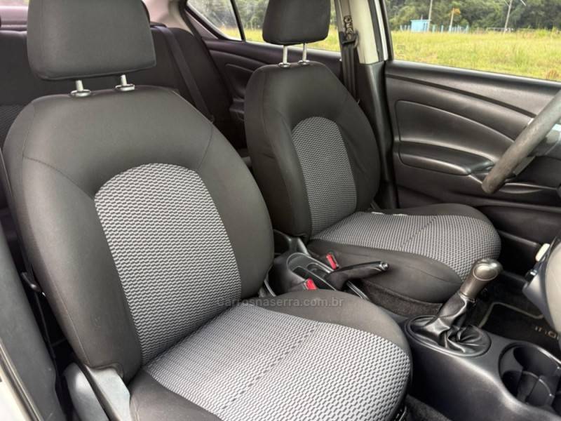 NISSAN - VERSA - 2015/2016 - Prata - R$ 27.900,00