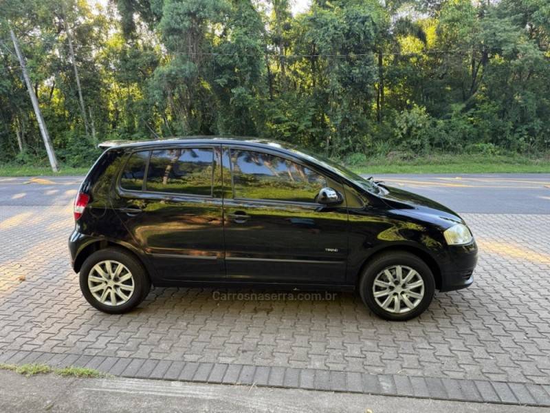 VOLKSWAGEN - FOX - 2009/2010 - Preta - R$ 27.900,00