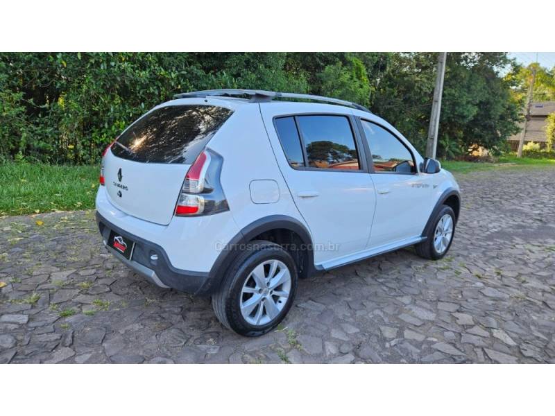 RENAULT - SANDERO - 2013/2014 - Branca - R$ 44.900,00