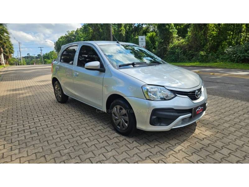 TOYOTA - ETIOS - 2017/2018 - Prata - R$ 53.700,00