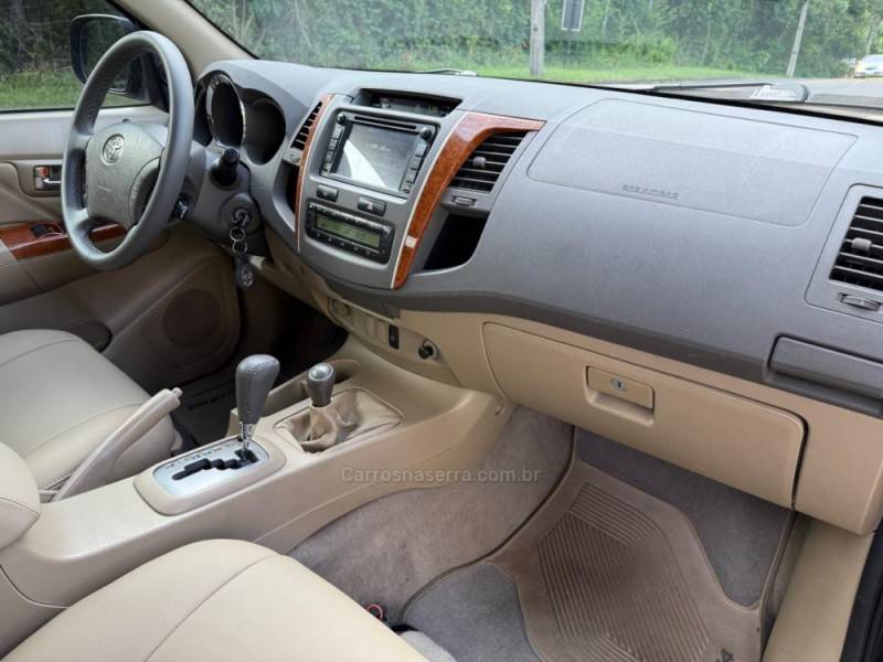 TOYOTA - HILUX SW4 - 2010/2010 - Preta - R$ 116.900,00