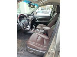 TOYOTA - HILUX SW4 - 2017/2018 - Prata - R$ 215.900,00