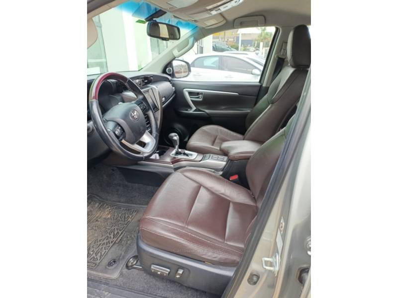 TOYOTA - HILUX SW4 - 2017/2018 - Prata - R$ 215.900,00