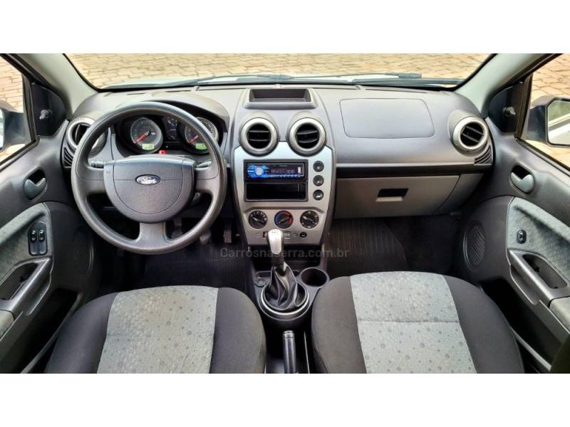 FORD - FIESTA - 2012/2013 - Prata - R$ 32.900,00