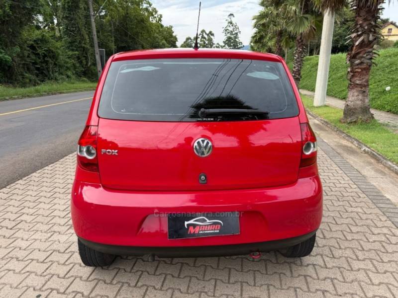 VOLKSWAGEN - FOX - 2007/2008 - Vermelha - R$ 23.900,00