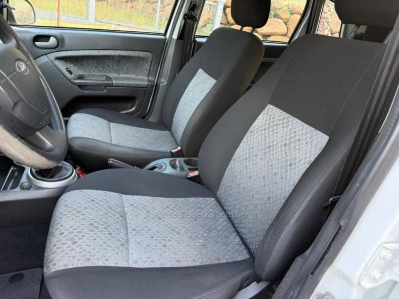 FORD - FIESTA - 2012/2013 - Branca - R$ 33.900,00