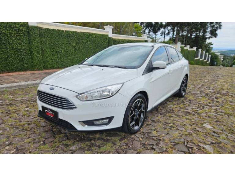 FORD - FOCUS - 2018/2019 - Branca - R$ 66.900,00