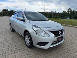NISSAN - VERSA - 2015/2016 - Prata - R$ 27.900,00