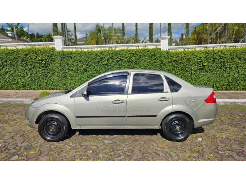 FORD - FIESTA - 2006/2007 - Prata - R$ 18.900,00