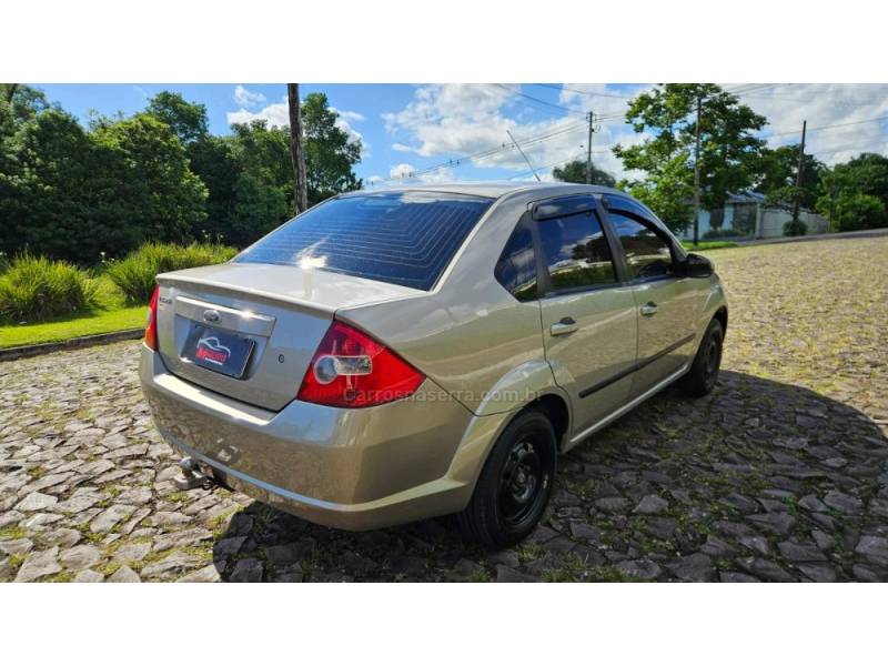 FORD - FIESTA - 2006/2007 - Prata - R$ 18.900,00