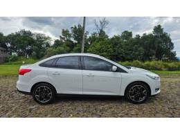 FORD - FOCUS - 2018/2019 - Branca - R$ 66.900,00