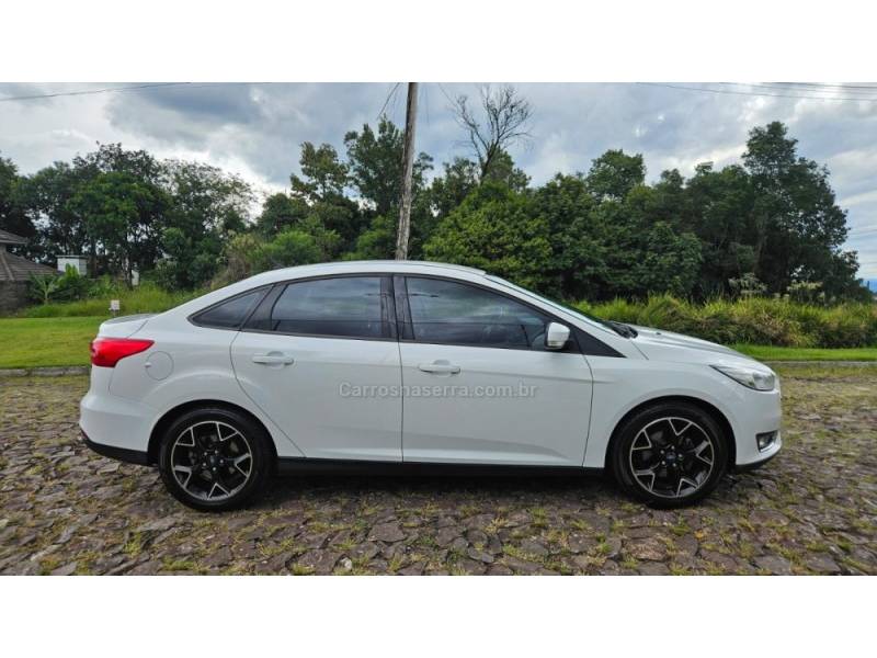 FORD - FOCUS - 2018/2019 - Branca - R$ 66.900,00