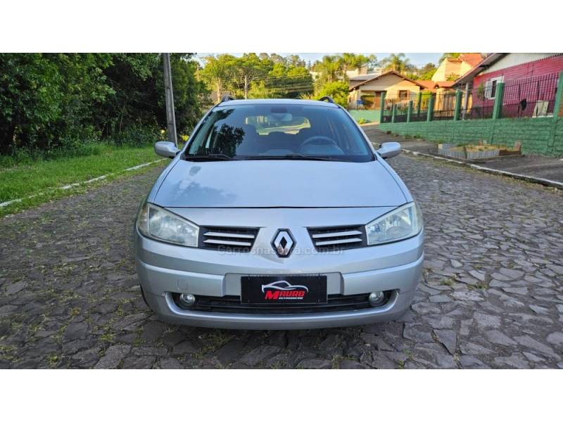 RENAULT - MÉGANE - 2011/2012 - Prata - R$ 33.900,00