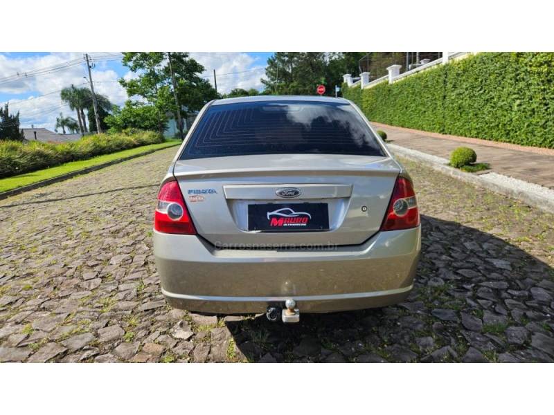 FORD - FIESTA - 2006/2007 - Prata - R$ 18.900,00