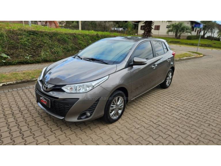 TOYOTA - YARIS - 2019/2020 - Cinza - R$ 83.000,00