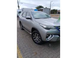 TOYOTA - HILUX SW4 - 2017/2018 - Prata - R$ 215.900,00