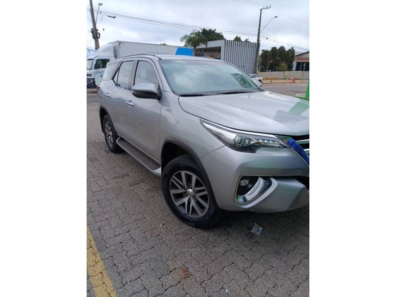 TOYOTA - HILUX SW4 - 2017/2018 - Prata - R$ 215.900,00