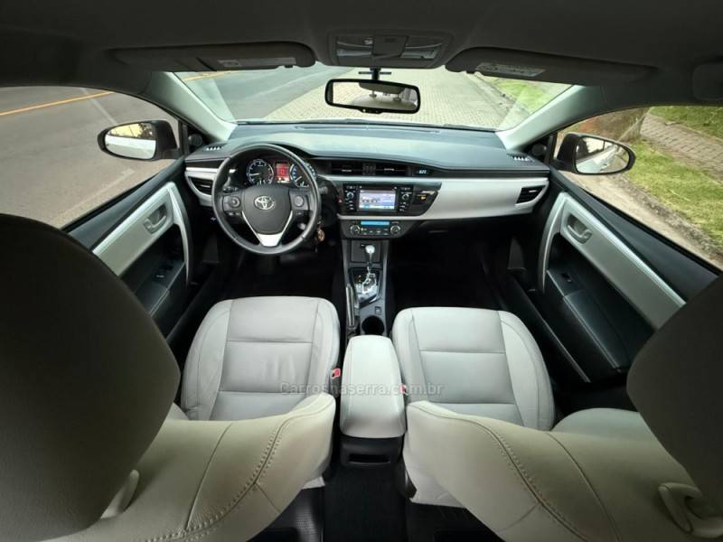 TOYOTA - COROLLA - 2016/2017 - Prata - R$ 96.900,00
