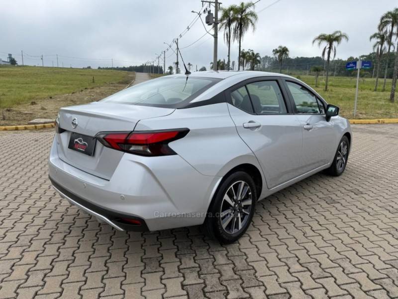 NISSAN - VERSA - 2020/2021 - Prata - R$ 81.900,00
