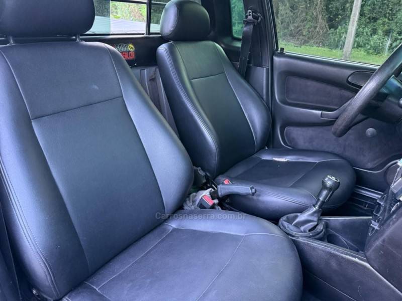 VOLKSWAGEN - SAVEIRO - 2000/2001 - Prata - R$ 33.900,00