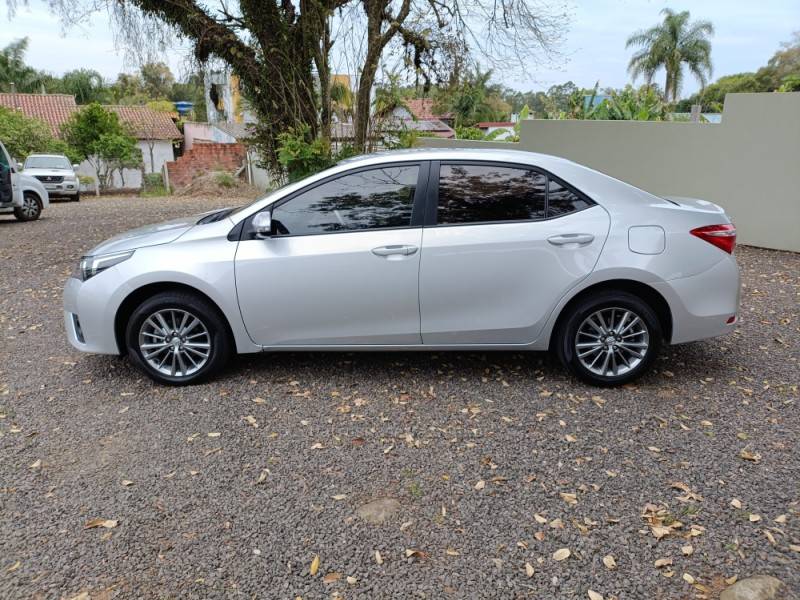 TOYOTA - COROLLA - 2016/2017 - Prata - R$ 96.900,00
