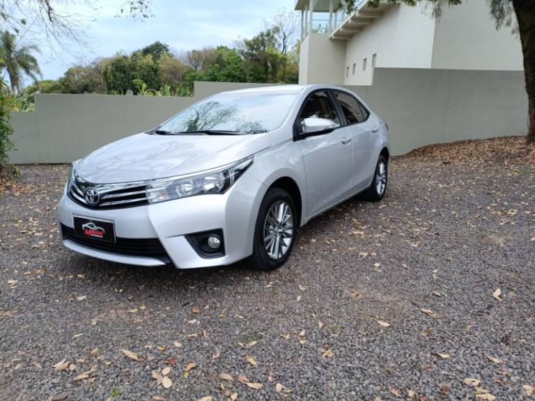 TOYOTA - COROLLA - 2016/2017 - Prata - R$ 96.900,00