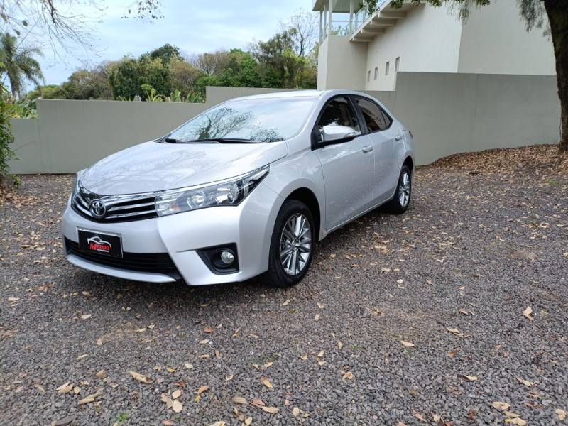 TOYOTA - COROLLA - 2016/2017 - Prata - R$ 96.900,00