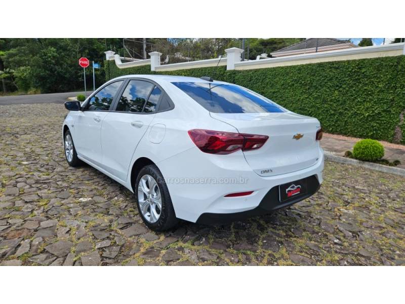 CHEVROLET - ONIX - 2023/2024 - Branca - R$ 98.900,00