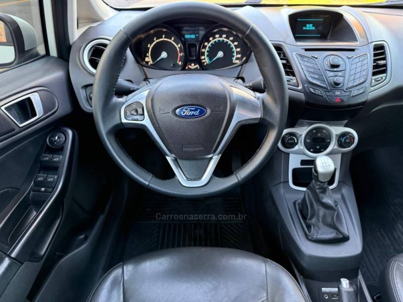 FORD - FIESTA - 2015/2015 - Branca - R$ 43.900,00