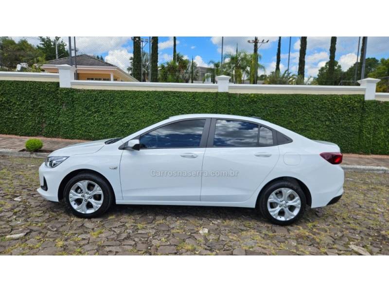 CHEVROLET - ONIX - 2023/2024 - Branca - R$ 98.900,00