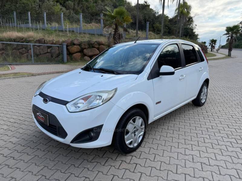 FORD - FIESTA - 2012/2013 - Branca - R$ 33.900,00