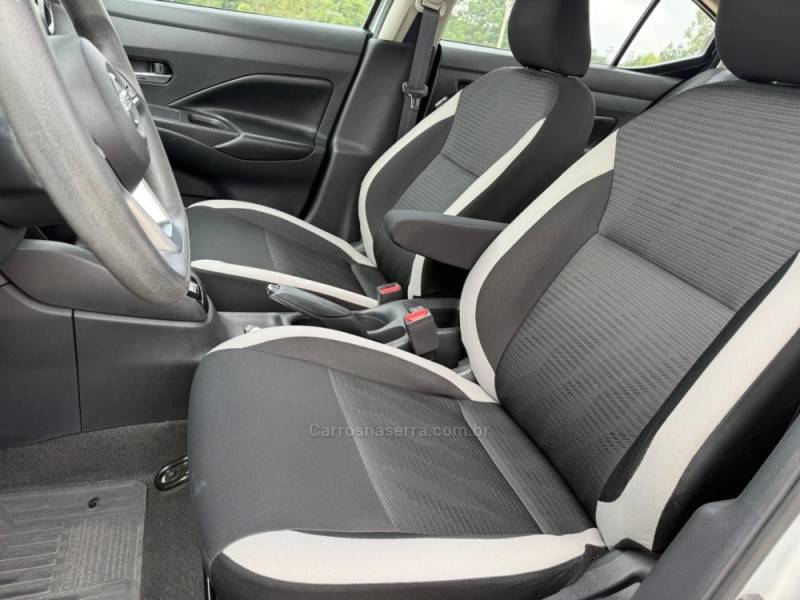 NISSAN - VERSA - 2020/2021 - Prata - R$ 81.900,00