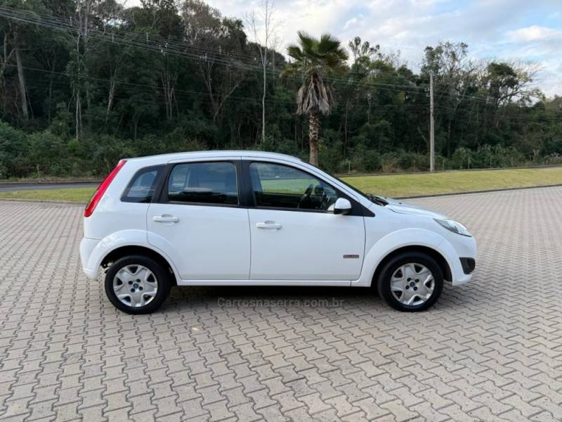 FORD - FIESTA - 2012/2013 - Branca - R$ 33.900,00