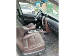 TOYOTA - HILUX SW4 - 2017/2018 - Prata - R$ 215.900,00