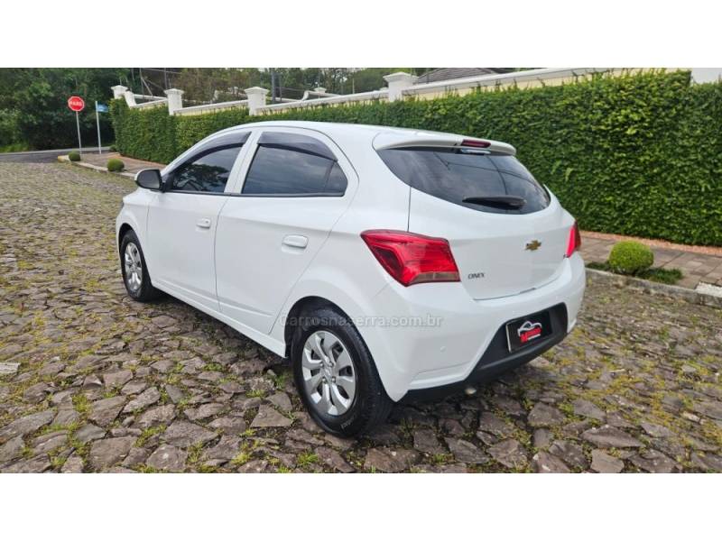 CHEVROLET - ONIX - 2019/2019 - Branca - R$ 54.900,00