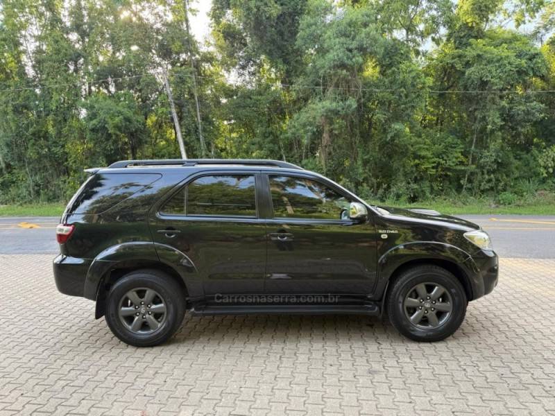 TOYOTA - HILUX SW4 - 2010/2010 - Preta - R$ 116.900,00