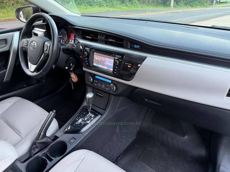 TOYOTA - COROLLA - 2016/2017 - Prata - R$ 96.900,00