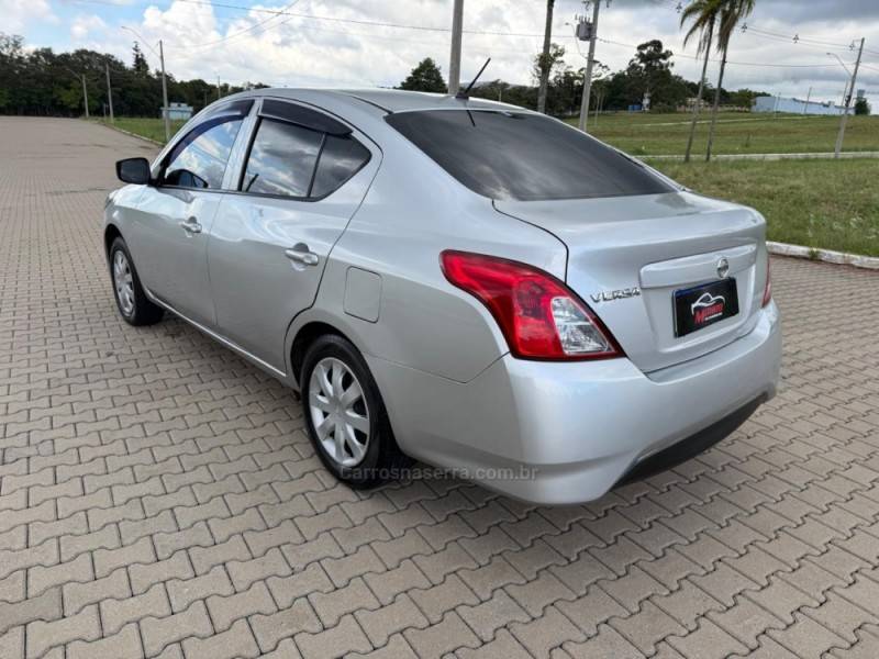 NISSAN - VERSA - 2015/2016 - Prata - R$ 27.900,00