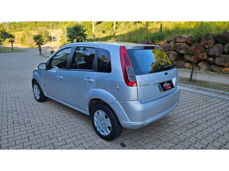 FORD - FIESTA - 2012/2013 - Prata - R$ 33.900,00
