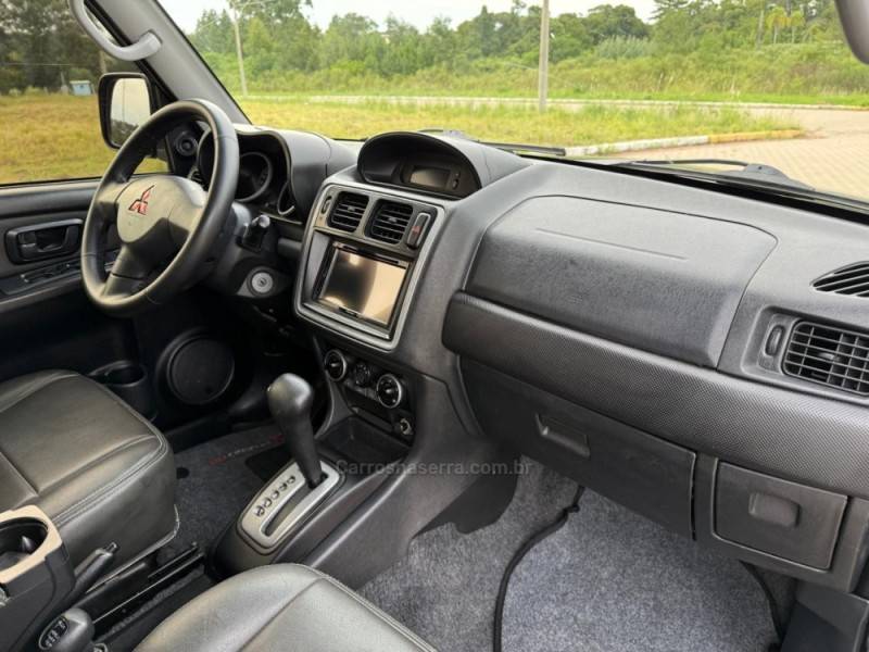 MITSUBISHI - PAJERO TR4 - 2011/2012 - Preta - R$ 69.900,00