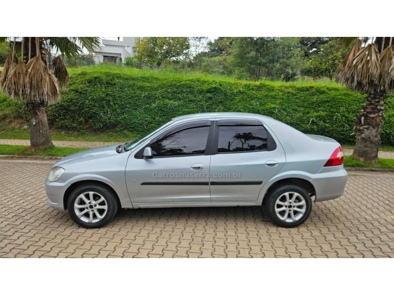 CHEVROLET - PRISMA - 2011/2012 - Prata - R$ 26.900,00