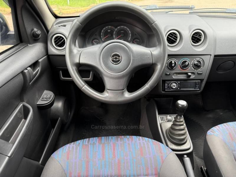 CHEVROLET - CELTA - 2010/2011 - Prata - R$ 29.900,00