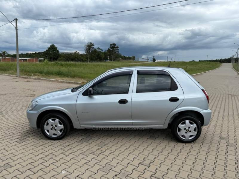 CHEVROLET - CELTA - 2010/2011 - Prata - R$ 29.900,00