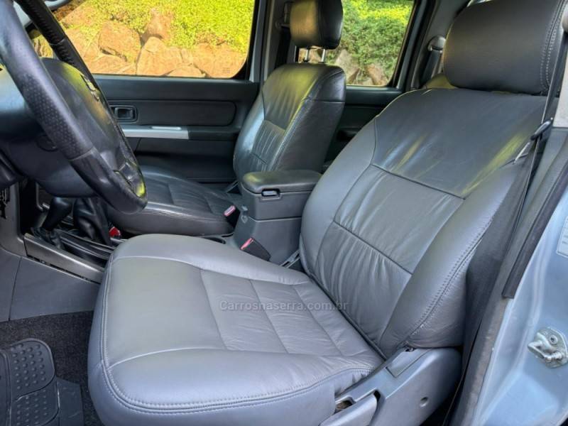 NISSAN - FRONTIER - 2004/2004 - Prata - R$ 58.900,00