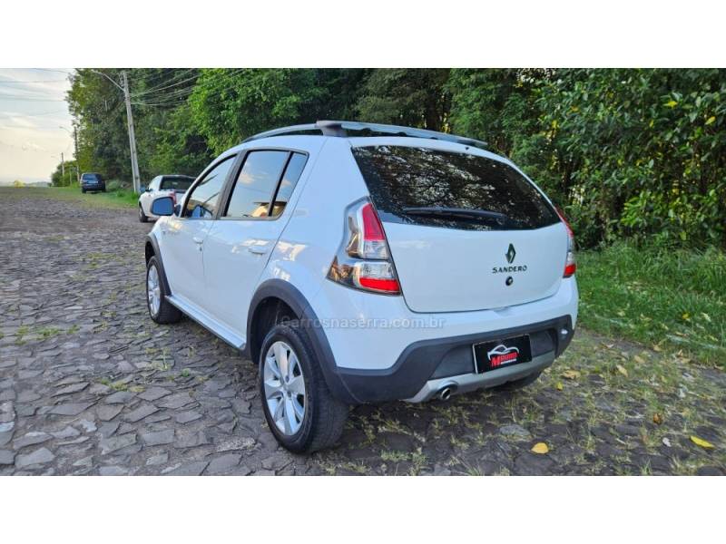 RENAULT - SANDERO - 2013/2014 - Branca - R$ 44.900,00