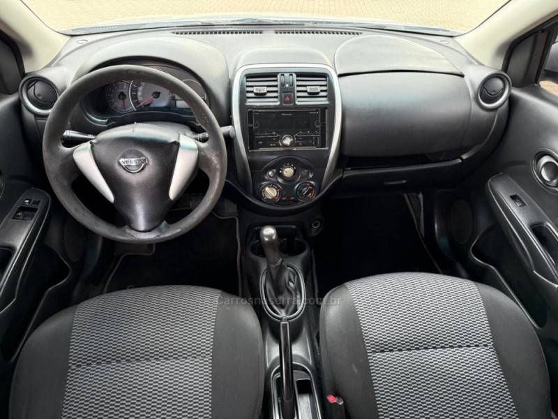 NISSAN - VERSA - 2015/2016 - Prata - R$ 27.900,00