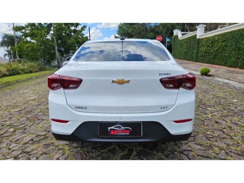 CHEVROLET - ONIX - 2023/2024 - Branca - R$ 98.900,00