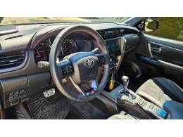 TOYOTA - HILUX SW4 - 2023/2024 - Preta - R$ 415.000,00